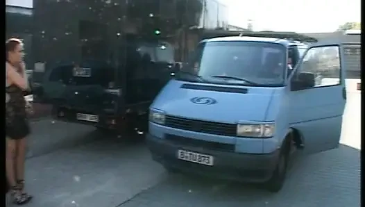 Baştan çıkarıcı Alman bebek azgın tamirciyi baştan çıkarıyor ve sikiyor