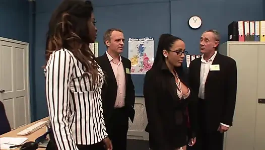 Amcık yalama büyük siyah amcığı parmaklıyor sikişiyor