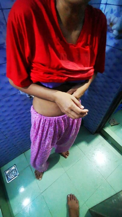 Trike Patrol mükemmel vücut büyük yaraklı üvey kız kardeş tarafından sikiliyor banyoda duş alıyor yaşlı üvey erkek kardeşi onu sikiyor