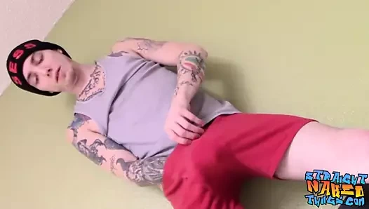 Dövmeli genç thug çalışır zor için yapmak onun horoz boşalmak