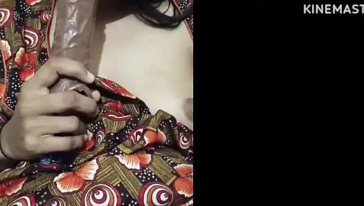 Meena onu sikecek kimse yokken kendini tatmin etmek için dildo kullanıyor