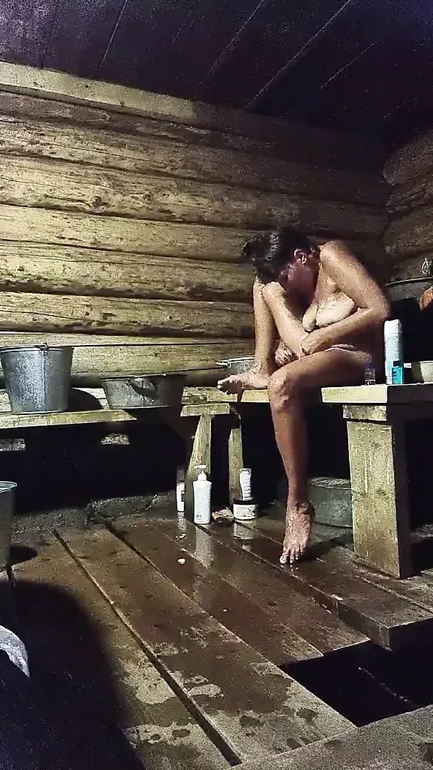 Onun hamamında uzun bacaklı köylü kızı