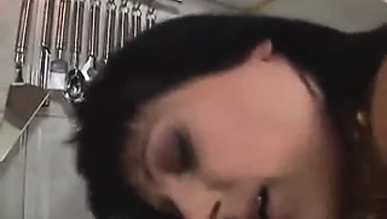 Busty ev kadını hortumunu aşağı çekti alır