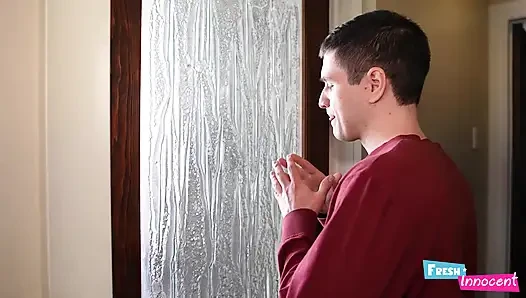 Taze ve masum - harika bir sarışın duşta sert sikiliyor