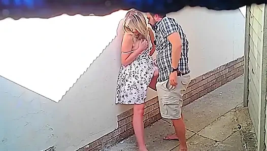 Çift halka açık restoranın dışında sikişirken kameraya yakalandı