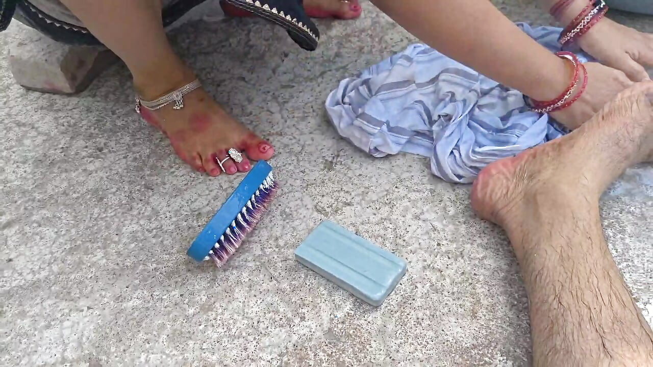 Bhabhi ko field mai kapde dhote samay mud marwai