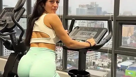 Seksi spor salonu egzersizi ateşli yogaya dönüşüyor