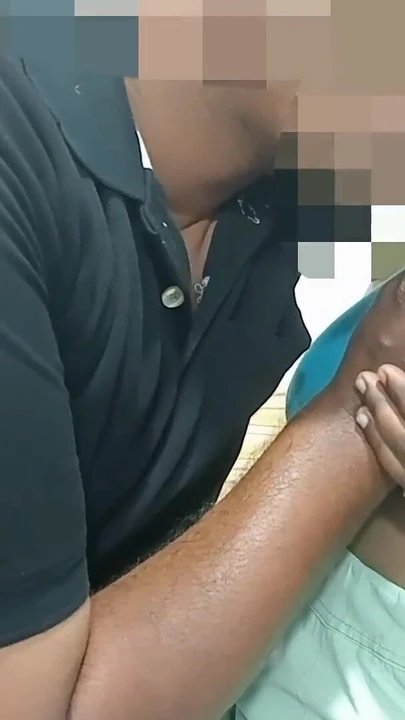 Эпический момент из "Тамильских пар действительно понравилось целовать сиськи и хороший сосание члена"