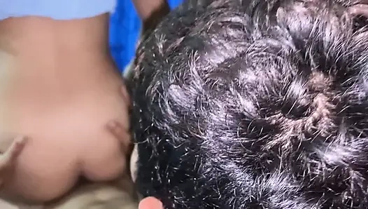 Üvey kız kardeşimin büyük göğüslerini sağıyorum