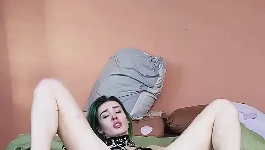 Sıska sürtük aynı anda amında ve ağzında büyük dildo