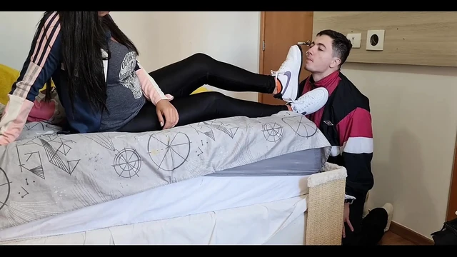 Kiffa gavatına randevusunda kullanılan aynı edepsiz spor ayakkabıları temizletiyor