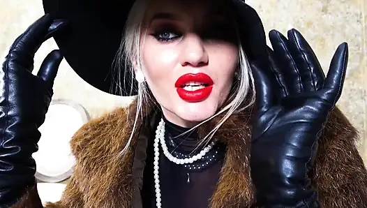 Kürk manto ve deri eldivenler giyen femme fatale