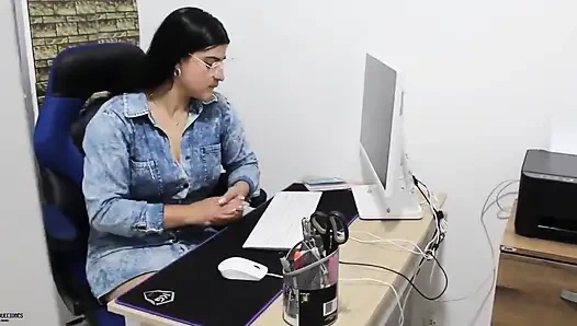 Lezbiyen seks şekeri ve vavoleth büyük amcıklarını yalıyor ve sikiyor