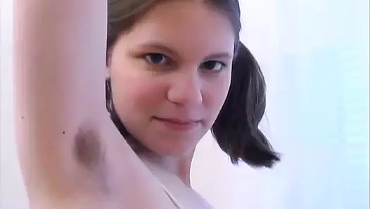 Sevimli minyon saf kıllı kız utangaç solo