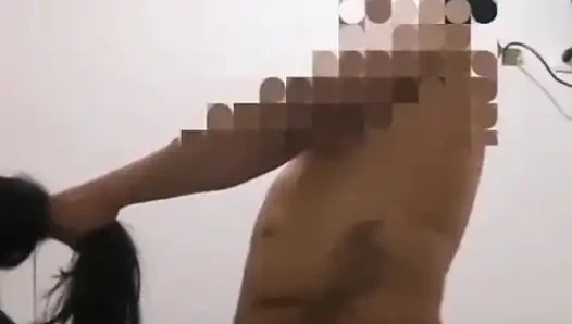 Onu dört ayak üzerine koydum ve bu küçük kadına zor anlar yaşatıyorum