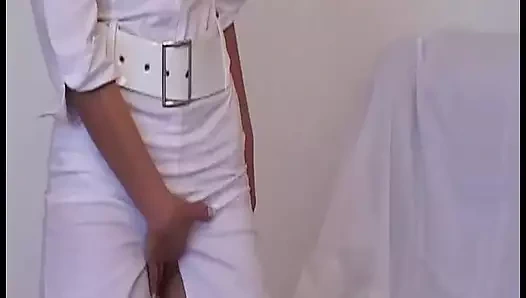 Azgın Alman kadın sert bir anal sikişten sonra ağzını dolduruyor