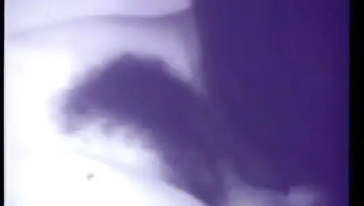 Azgın siyah beyaz orta yaşlı seksi kadın ve takma yarak dildo ile klasik üçlü grup seks (ses yok ama müzik)