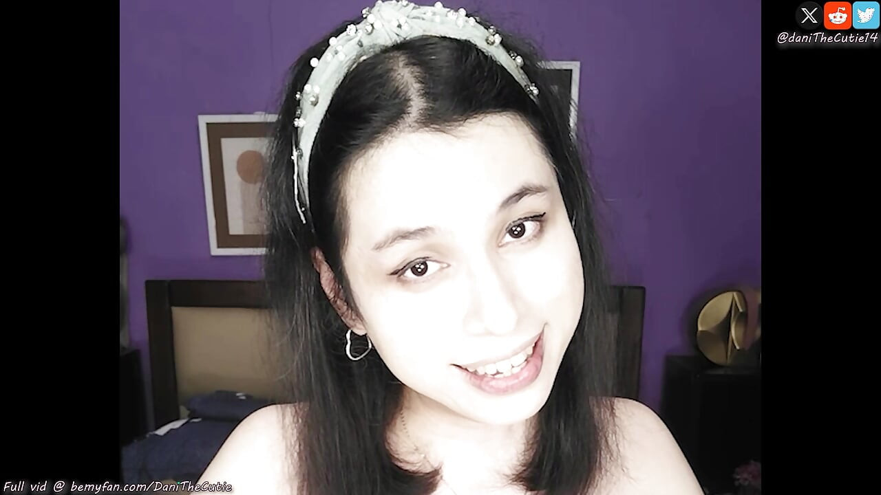 Sevimli tgirl DaniThecutie sadece senin için küçük göğüslerinden bağcıklar