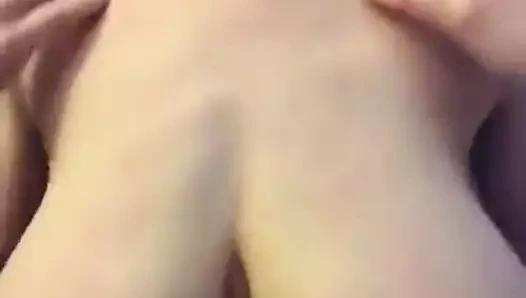 Güzel doğal sarkık memeler ve areolas busty ouf