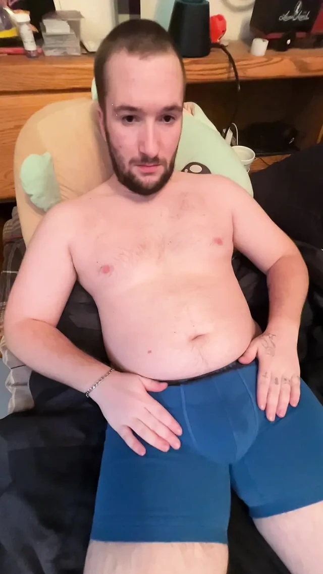Yatakta porno izliyorum