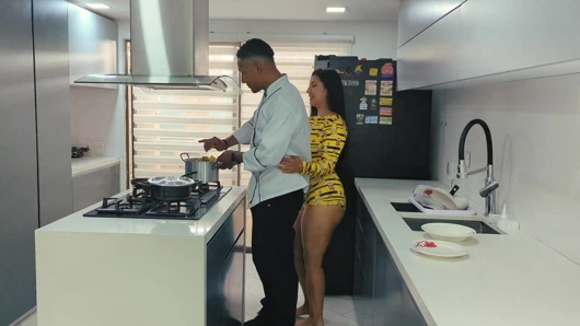 Natacha üniformalı erkeklerle çok heyecanlanıyor