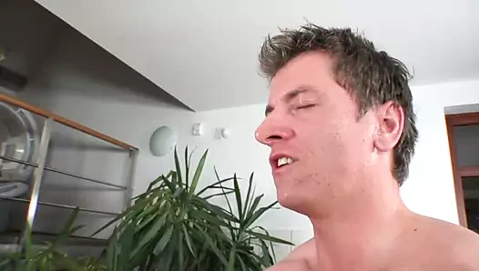 Sarışın Kate iştahını dört yarakla tatmin ediyor