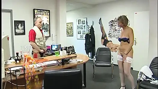 Sarışın olgun oyuncu seçmelerinde domaltılıyor