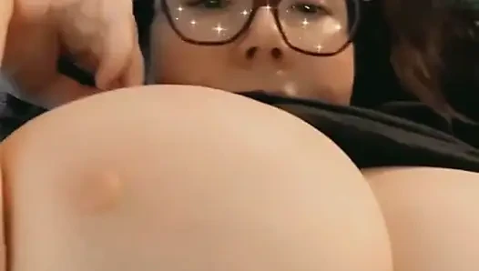 Большие сиськи лежа на диване