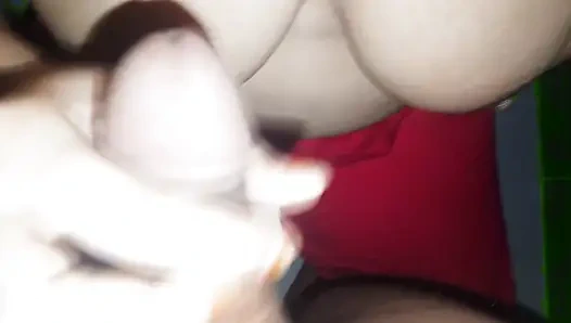 Küçük üvey kız kardeşim Nadiya sert domaltarak sikişmesi için yarağımı götünden istiyor