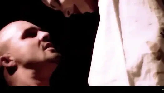 Çekici bir geyşaya sulu götüne ve cennet gibi yatak servisini seviyor