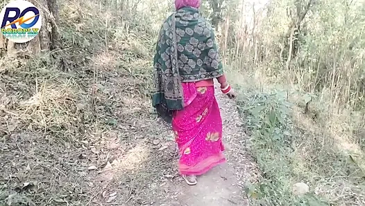 Ik ging een wandeling in de jungle van het Desi-dorp en tilde mijn saree op en toonde mijn kont en borsten en poesje en stak m in