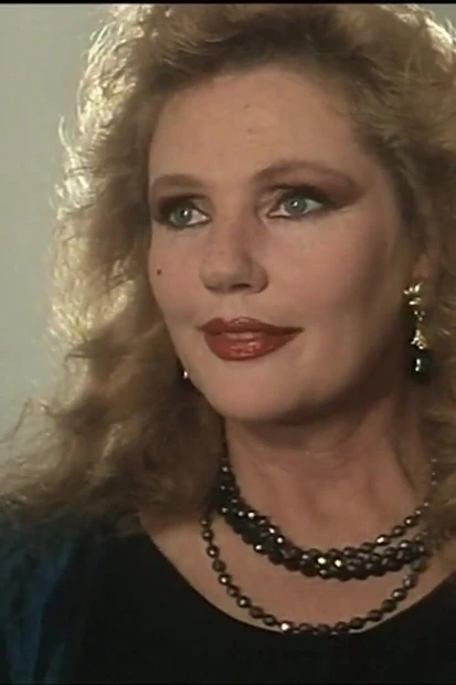 Красивую винтажную сексуальную милфу с волосатой киской трахнули в задницу и киску три чудовищных черных члена, кончающие в ее рот