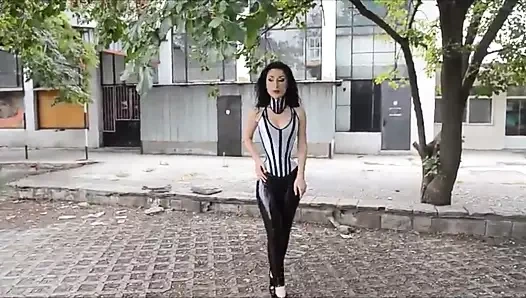 Dar bağcıklı korse ve lateks tozluk