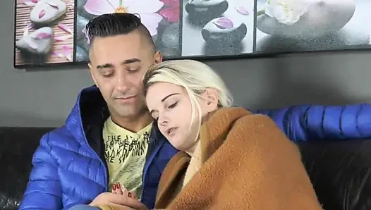 Doğal büyük memeli seksi sarışın amcık yalıyor