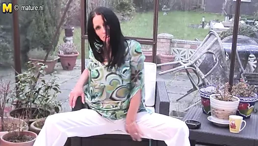 Eski İngiliz anneanne gets ona kedi tüm ıslak