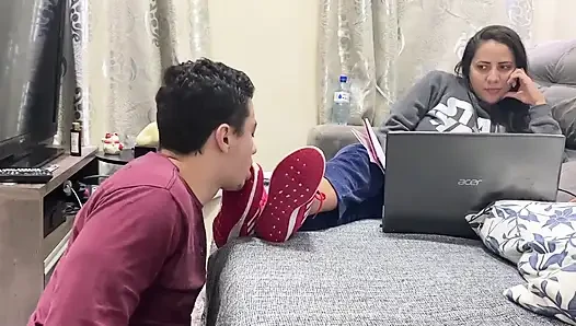 Kiffa spor ayakkabılarını yalarken ayak kölesini görmezden geliyor