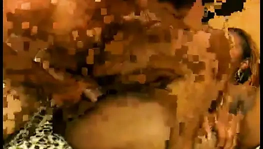 İnce vücutlu adam bu büyük zenci bayanlardan çok etkilendi