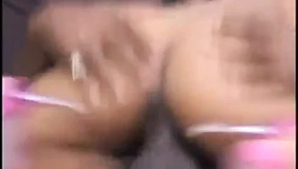 Siyah yaraklı Asyalı kız