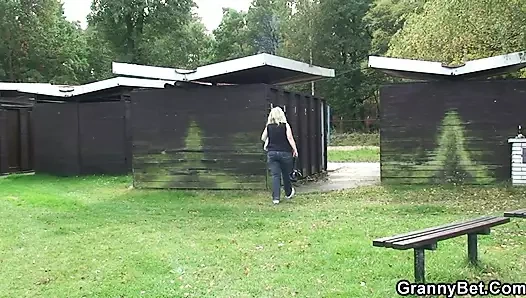 Busty sarışın büyükanne yaraklı tarafından dik oğlan üzerinde the plaj