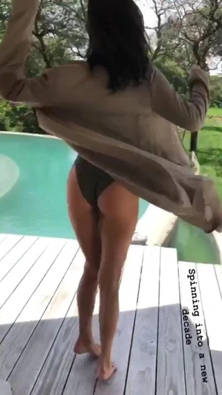 Nina dobrev bikinili dönüyor