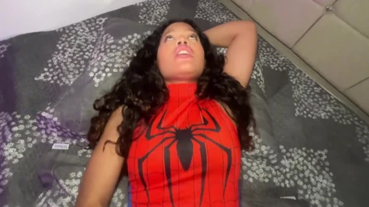 Örümcek kız Miles Morales'in yarağıyla sikiliyor