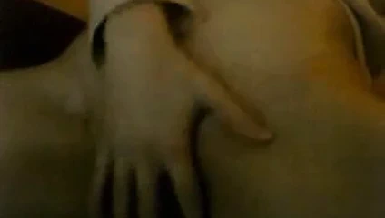 Bir küçük kedi ile İsveç cam kız