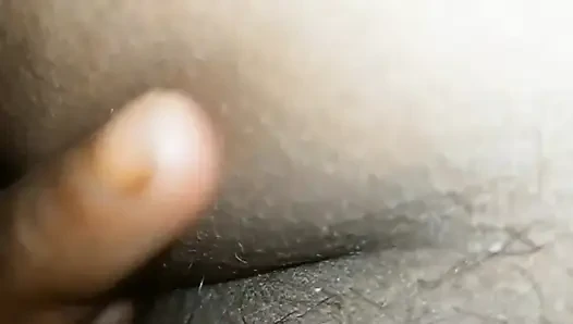Hoy estoy acostada en la cama, con ganas de follar mucho.