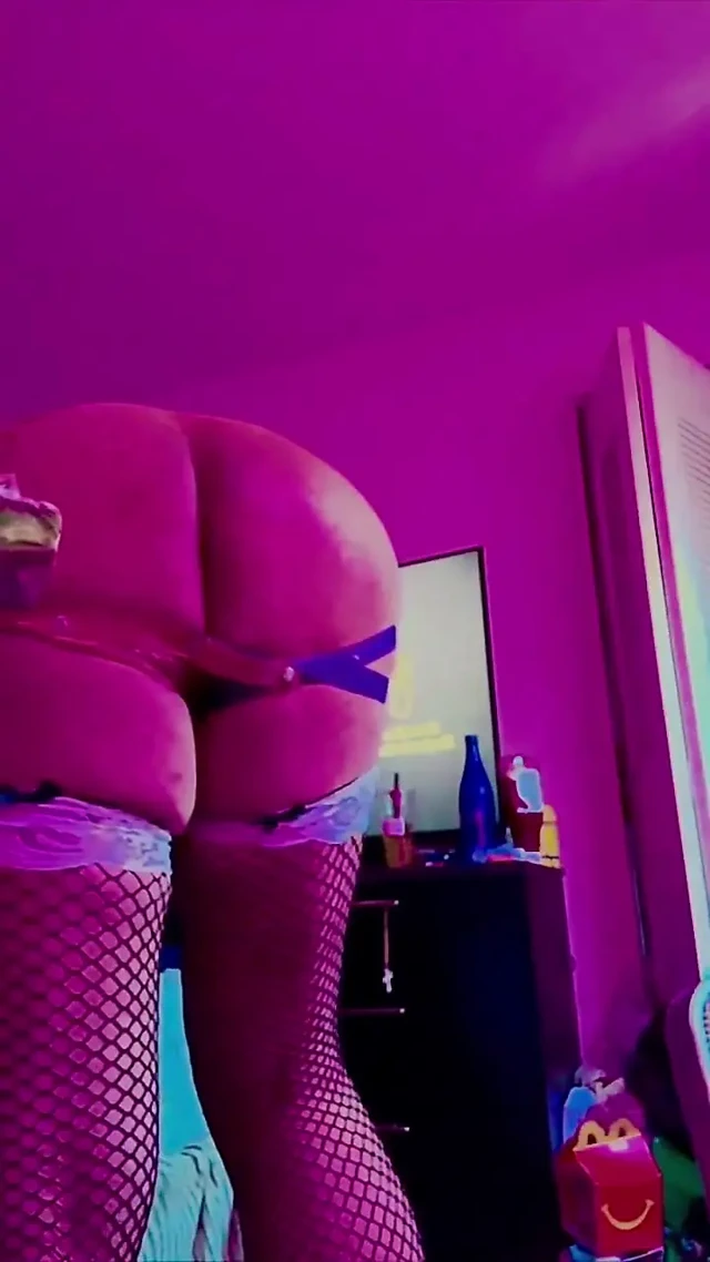 Kadın kılıklı kendi kendine oynuyor