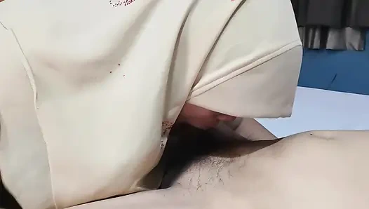 Üvey kız okula gitmeden önce üvey babasına rahatlatıcı bir masaj yapıyor.