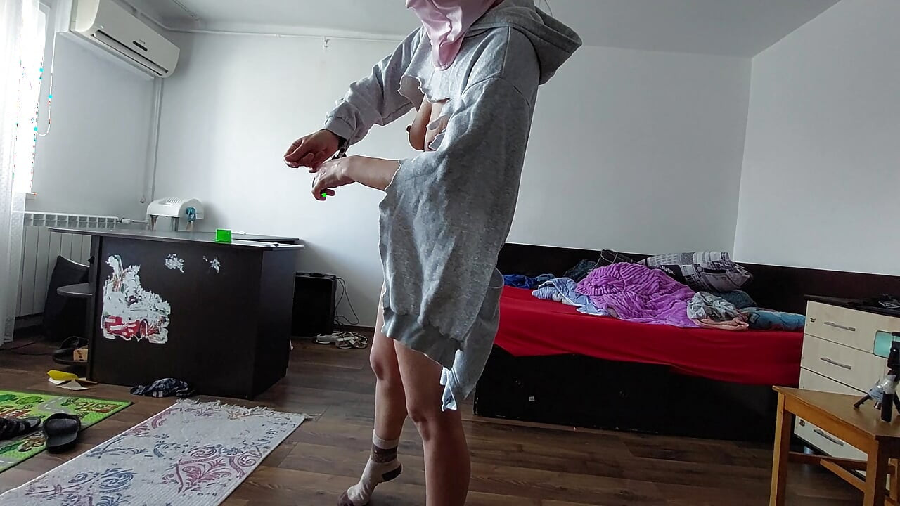 Bir sürü saçlı, büyük götlü seksi, evde çıplak dans ediyor