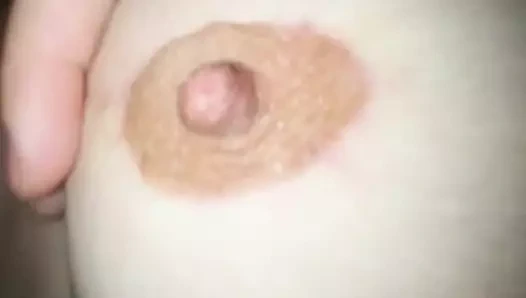 Harika doğal memeli üvey anne amını parmaklıyor ve mastürbasyon yapıyor