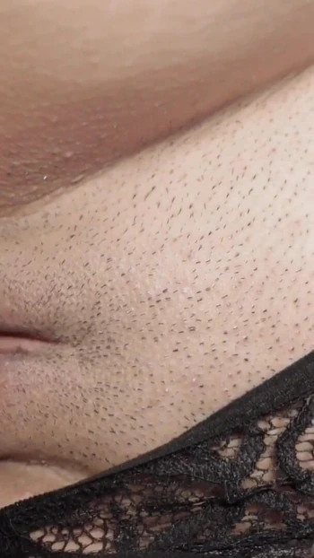 Волнующий момент из "Трахаю мою шаловливую соседку по комнате, а я сосу ее киску"