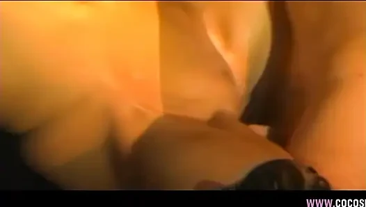 Siyah lateksli sarışın yağlanıyor ve ahşap üzerinde sert sikiliyor