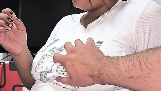 Bunu kaydedip yüklerken sen ve ben sikişiyoruz ve arkadaşlarımız görüyor
